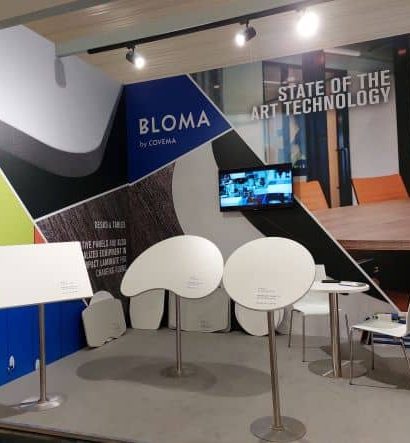 A Bloma by Covema marcou presença numa das mais conceituadas feiras do setor de mobiliário de escritório da Europa a Orgatec. A participação na edição de 2022 da ORGATEC em Colónia pela Bloma, distinguiu-se pela apresentação de soluções técnicas para tampos de mesa e secretária. Uma oportunidade de demonstrar a qualidade diferenciadora de orlagem em tampos redondos ou curvos – as juntas de cola tornam-se invisíveis dando a sensação de continuidade de cor. Um efeito sublime a uma relação preço/qualidade bastante competitiva. A exposição nesta feira, ditou mais um importante passo na internacionalização da Bloma, bem como na captação de novos públicos e potencialização de novas áreas de negócio – ligadas ao mobiliário de escritório.  Pertencente à Covema – Madeiras Lda., toda a produção Bloma é feita no parque industrial da Covema, onde o constante investimento em tecnologia de ponta, atribui a capacidade de oferecer ao mercado uma solução inovadora e customizada de mobiliário e componentes de mobiliário.