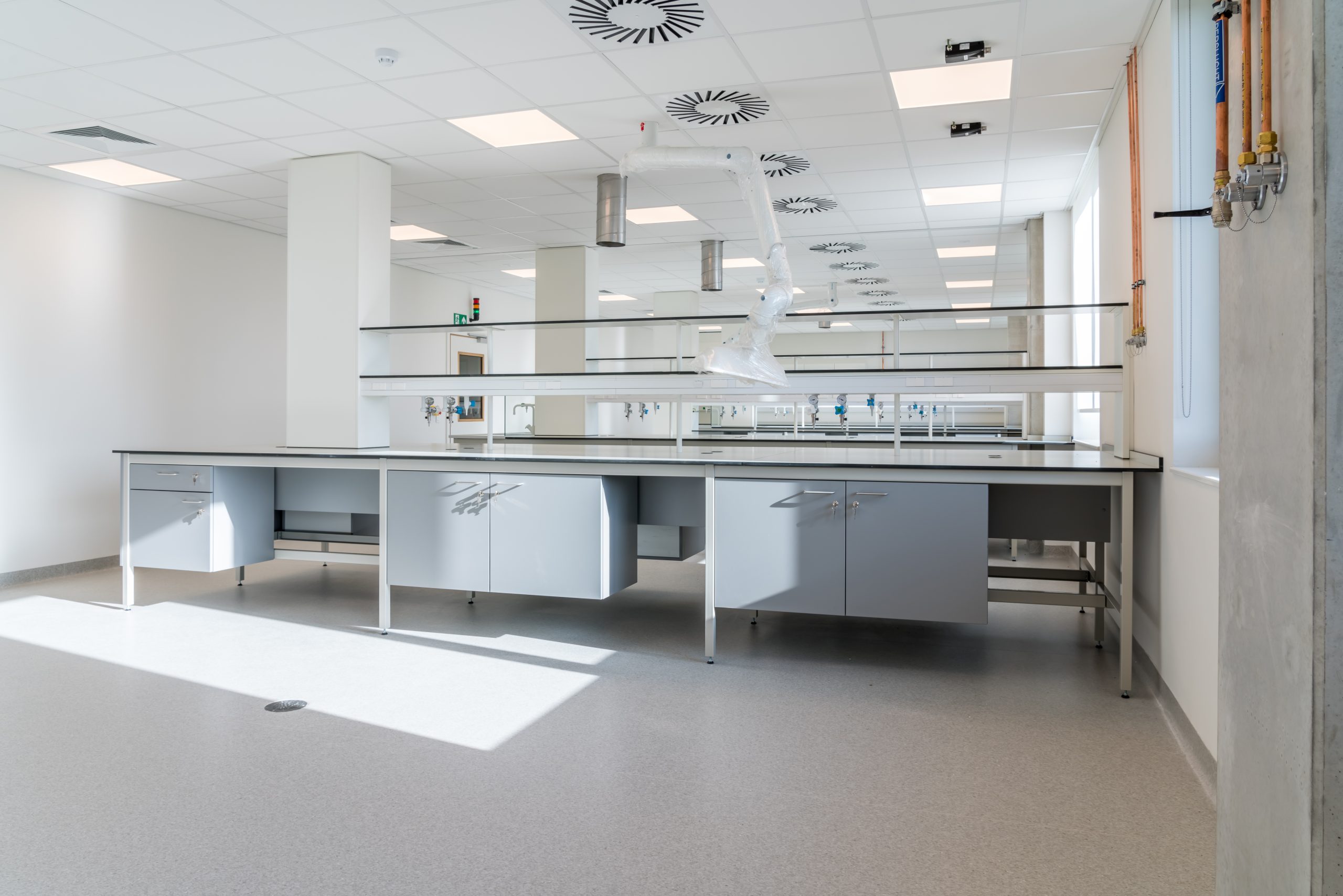 mobiliário de laboratório; laboratory furniture; mobilier de laboratoire;