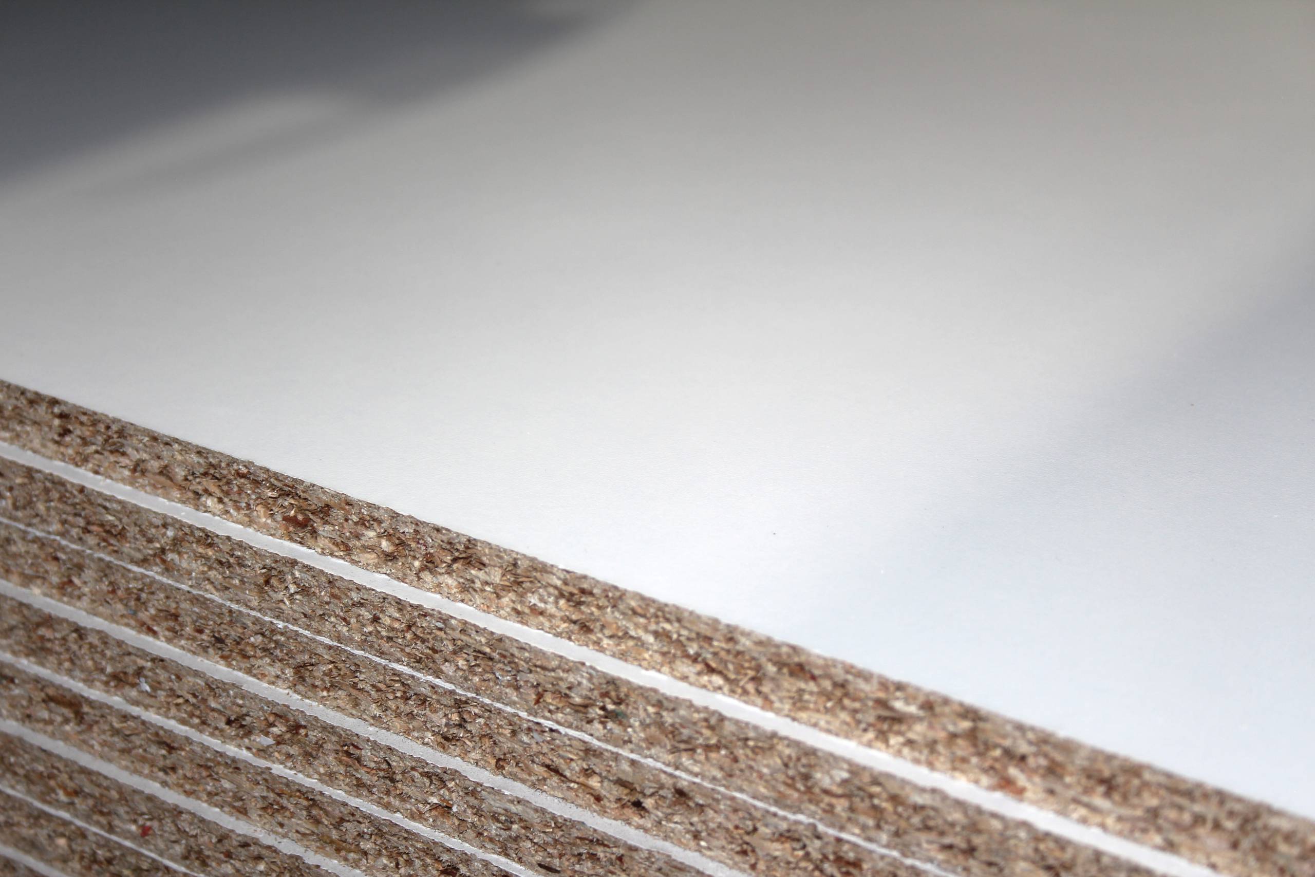 aglomerado laminado; laminated chipboard; panneaux de particules stratifiés; aggloméré laminé;